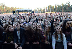 „Kings Of Leon“ koncerto publika Rygoje