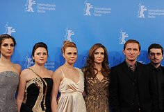 Iš kairės: bosnių aktorės Zana Marjanovic, Vanesa Glodjo ir Alma Terzic, aktorė ir režisierė Angelina Jolie, bosnių aktorius Goranas Kosticius ir serbų aktorius Nikola Djuricko.