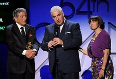 Tony Bennettas (kairėje) su Amy Winehouse tėvais Mitchu ir Janis Winehouse'ais