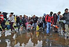 Pirmąją festivalio dieną apniukęs dangus negailėjo festivalininkų batų