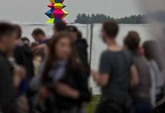Festivalio aplinką papuo&scaron;ė spalvinga piramidė