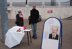 A.Lukašenkos kandidatūrą palaikančiųjų parašų rinkėjai stovi atokiau nuo miesto centro.