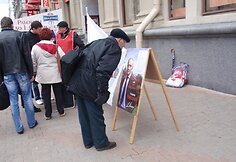 Šiemet prezidento rinkimų kandidatams leista viešai rinkti parašus, nors dauguma baltarusių vis dar bijo pasirašyti.