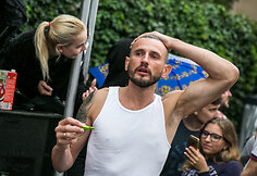 Pipirų valgymo varžybų akimirka