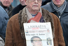 Grupė vilniečių Europos aik&scaron;tėje protestavo prie&scaron; seniūnijų naikinimą.