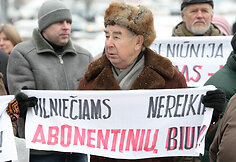 Grupė vilniečių Europos aik&scaron;tėje protestavo prie&scaron; seniūnijų naikinimą.
