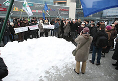 Grupė vilniečių Europos aik&scaron;tėje protestavo prie&scaron; seniūnijų naikinimą.