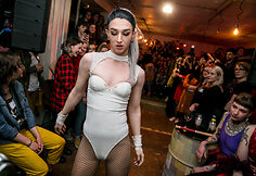 &bdquo;Drag&ldquo; festivalio akimirka
