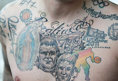 Dvyniai pristatė savo tatuiruotes