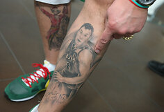 Dvyniai pristatė savo tatuiruotes