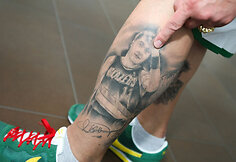 Dvyniai pristatė savo tatuiruotes