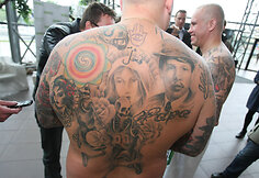 Dvyniai pristatė savo tatuiruotes