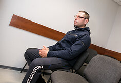 Į teismą atvestas jaunuolio nužudymu sostinėje įtariamas vyras