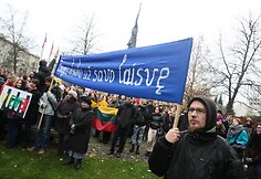 Į mitingą prie Seimo susirinkę studentai skundėsi žlugdoma demokratija