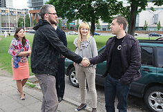 Akciją &bdquo;A&scaron; neduodu ky&scaron;io&ldquo; inicijavo &bdquo;Vilniaus Lietuvos Tūkstantmečio Rotary klubas&ldquo;, platinant lipdukus prisidėjo &bdquo;Vilniaus Gedimino Rotary klubas&ldquo;.