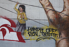 Ernesto Zacharevičiaus pie&scaron;inys ant kino teatro &bdquo;Lietuva&ldquo; sienos suniokotas