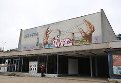 Ernesto Zacharevičiaus pie&scaron;inys ant kino teatro &bdquo;Lietuva&ldquo; sienos suniokotas