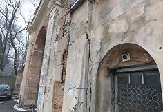 Vartai vir&scaron; Sapiegos gatvės atrodo nesaugiai