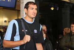 Pirmieji Vilniaus „Lietuvos ryto“ klubo varžovai 2009-2010 metų Eurolygos B grupės varžybose – Stambulo „Efes Pilsen“ krepšininkai – trečiadienį skrydžiu per Vieną (Austrija) nusileido Vilniaus oro uoste.