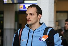 Pirmieji Vilniaus „Lietuvos ryto“ klubo varžovai 2009-2010 metų Eurolygos B grupės varžybose – Stambulo „Efes Pilsen“ krepšininkai – trečiadienį skrydžiu per Vieną (Austrija) nusileido Vilniaus oro uoste.