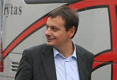 Pirmieji Vilniaus „Lietuvos ryto“ klubo varžovai 2009-2010 metų Eurolygos B grupės varžybose – Stambulo „Efes Pilsen“ krepšininkai – trečiadienį skrydžiu per Vieną (Austrija) nusileido Vilniaus oro uoste.