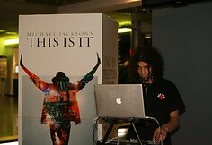 Žiūrovai išvydo popkaraliaus pasiruošimą turui „This is it“.