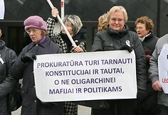 Jungtinio demokratinio judėjimo atstovai piketuodami i&scaron;rei&scaron;kė nepasitenkinimą prokuratūros darbu.