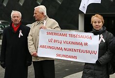 Jungtinio demokratinio judėjimo atstovai piketuodami i&scaron;rei&scaron;kė nepasitenkinimą prokuratūros darbu.