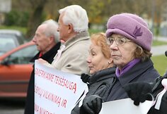 Jungtinio demokratinio judėjimo atstovai piketuodami i&scaron;rei&scaron;kė nepasitenkinimą prokuratūros darbu.