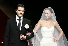 Naujoji Juozo Statkevičiaus kolekcija stebino įspūdingomis vestuvinėmis, elegantiškomis suknelėmis bei margaspalviais kostiumais. Modelių šou palydėjo įspūdinga muzika ir svečių aplodismentai.