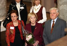 Ambasadorių žmonos Vilniuje ir Alma Adamkienė sekmadienio rytą sostinės Rotušėje atidarė septintąją tarptautinę Kalėdų labdaros mugę.