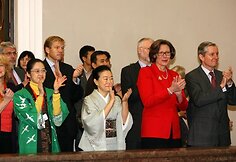 Ambasadorių žmonos Vilniuje ir Alma Adamkienė sekmadienio rytą sostinės Rotušėje atidarė septintąją tarptautinę Kalėdų labdaros mugę.