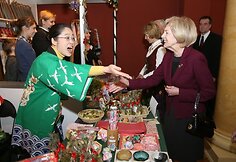 Ambasadorių žmonos Vilniuje ir Alma Adamkienė sekmadienio rytą sostinės Rotušėje atidarė septintąją tarptautinę Kalėdų labdaros mugę.