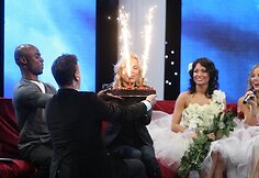 Gimtadienius &scaron;venčiantiems garsiems laidos svečiams buvo skirtos dainos ir sveikinimai bei astrologių patarimai.