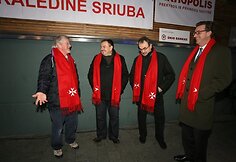 Savaitgalį visoje Lietuvoje šurmuliavo ketvirtus metus iš eilės rengiama Maltos ordino Kalėdinės sriubos akcija. Vilniuje maltiečiai sriubą dalino ir aukoti skurstantiems ragino prie „Akropolio“.