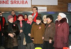 Savaitgalį visoje Lietuvoje šurmuliavo ketvirtus metus iš eilės rengiama Maltos ordino Kalėdinės sriubos akcija. Vilniuje maltiečiai sriubą dalino ir aukoti skurstantiems ragino prie „Akropolio“.