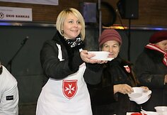 Savaitgalį visoje Lietuvoje šurmuliavo ketvirtus metus iš eilės rengiama Maltos ordino Kalėdinės sriubos akcija. Vilniuje maltiečiai sriubą dalino ir aukoti skurstantiems ragino prie „Akropolio“.