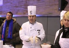 Savaitgalį visoje Lietuvoje šurmuliavo ketvirtus metus iš eilės rengiama Maltos ordino Kalėdinės sriubos akcija. Vilniuje maltiečiai sriubą dalino ir aukoti skurstantiems ragino prie „Akropolio“.
