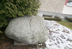 Vilniaus Jono Basanavičiaus vidurinės mokyklos kieme paminklinis akmuo J. Basanavičiui pagerbti.