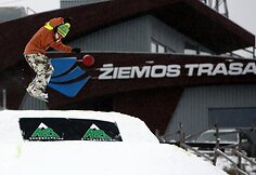 &Scaron;e&scaron;tadienį Liepkalnio žiemos trasoje, Vilniuje, susirinko snieglenčių sporto mylėtojai.2006 metais snieglenčių diena buvo pradėta &scaron;vęsti tarptautiniu mastu, 2008-aisiais, sulaukusi didelio pasisekimo, &scaron;i &scaron;ventė paplito ne tik Europoje, bet taip pat įžengė į Kanadą, JAV, Rusiją, kitas Pasaulio &scaron;alis