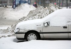 Automobilių aikštelėse didžiuliai kalnai sniego