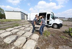 Vilniaus lenkų skautai ardo tvorą iš antkapių