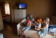 Keturis vaikus Kapčiamiesčio vienkiemyje auginančios Žanetos svajonė tik viena &ndash; vanduo namuose