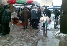 Kalvarijų turguje pirkėjai braido po balas
