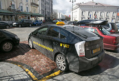 Taksi automobiliai prie &Scaron;v. Kazimiero bažnyčios