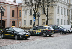 Taksi automobiliai prie &Scaron;v. Kazimiero bažnyčios