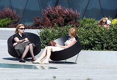 Pasimėgauti saulės spinduliais, suvalgyti sumu&scaron;tinių ar ledų vilniečiai vis mieliau renkasi į &bdquo;Swedbank&ldquo; terasą