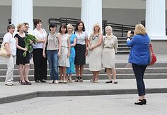 Juozą Statkevičių su gėlėmis pasveikino jo bendražygės
