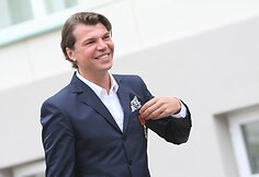 Juozas Statkevičius nuo&scaron;irdžiai džiaugėsi pavėluotai atsiimtu garbingu apdovanojimu