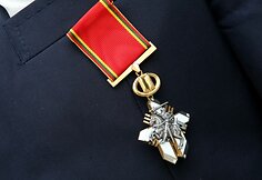 Juozas Statkevičius nuo&scaron;irdžiai džiaugėsi pavėluotai atsiimtu garbingu apdovanojimu